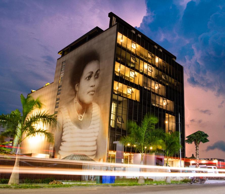 阿克拉Kwarleyz Residence, Accra的一座建筑物,上面有一张女人的照片