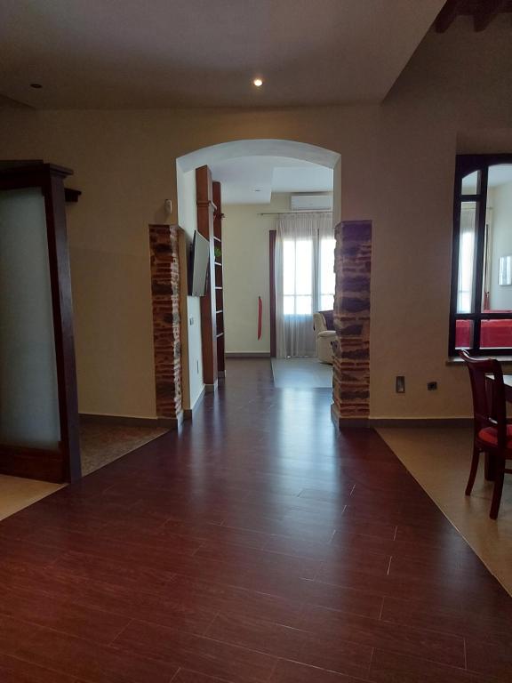 阿洛拉Apartamentos Candela Alora的一间铺有木地板的客厅和一间用餐室