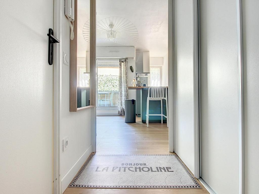 马赛La Pitcholine : Superbe studio au Vieux-Port的走廊,门通往厨房