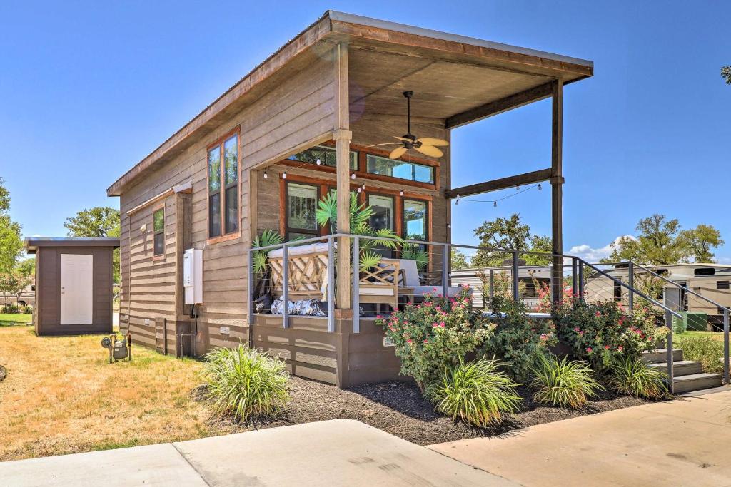 奥斯汀Upscale Tiny Home - Boho-Chic Austin Getaway!的一个小房子,设有门廊和大窗户