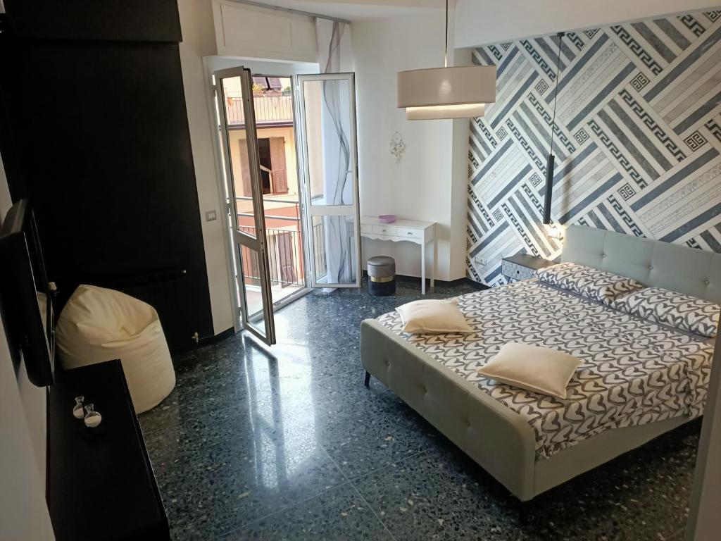 萨沃纳La Casa di Noemi的一间卧室设有一张床和一面墙