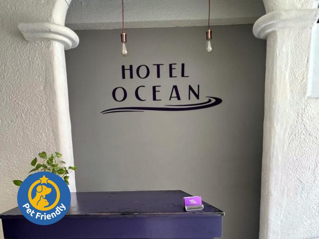 圣克鲁斯华特库Hotel Ocean Huatulco的墙上的酒店海洋标志