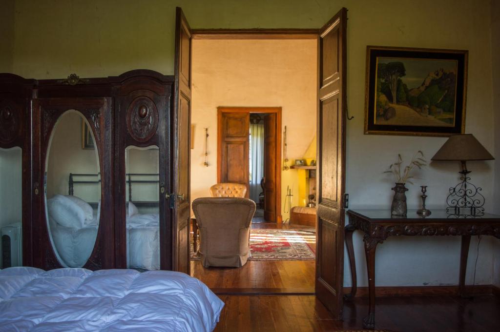 派桑杜Estancia Rincón del San Francisco的一间卧室配有一张床和一面大镜子