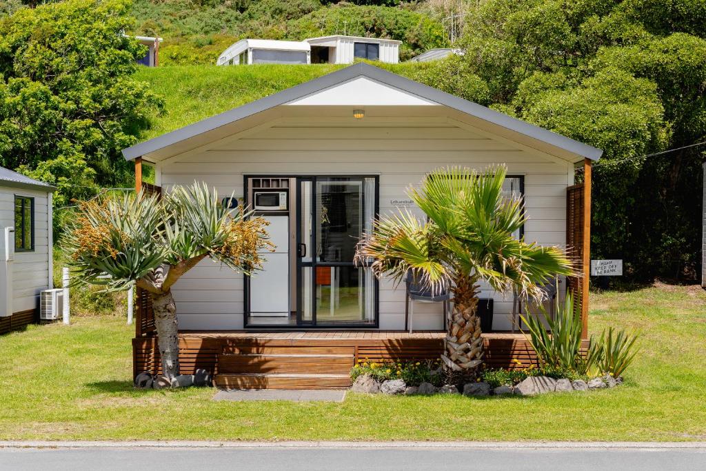 怀希比奇博文镇海滩度假公园酒店的一座棕榈树的小房子
