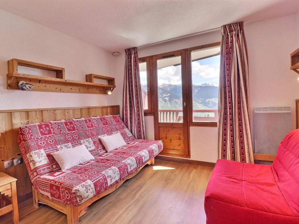 谷雪维尔Appartement La Tania, 2 pièces, 4 personnes - FR-1-182A-21的客厅设有红色的沙发和窗户。