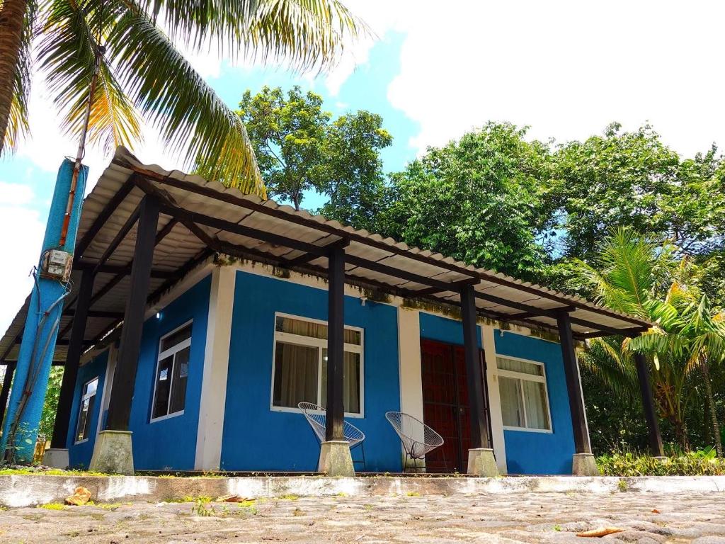 雷塔卢莱乌Casa 3 a 5 min del Irtra的蓝色和白色的房屋,设有木屋顶