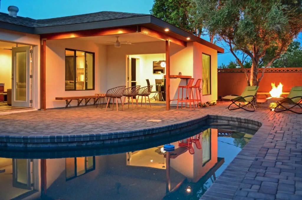 斯科茨Quiet Luxury Estate w/ Heated Pool: Scottsdale的一座房子前面设有游泳池