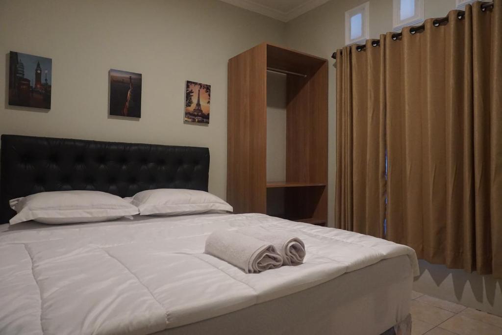 SelongAlexandria12 Guest House的一间卧室配有一张带白色床单的大床