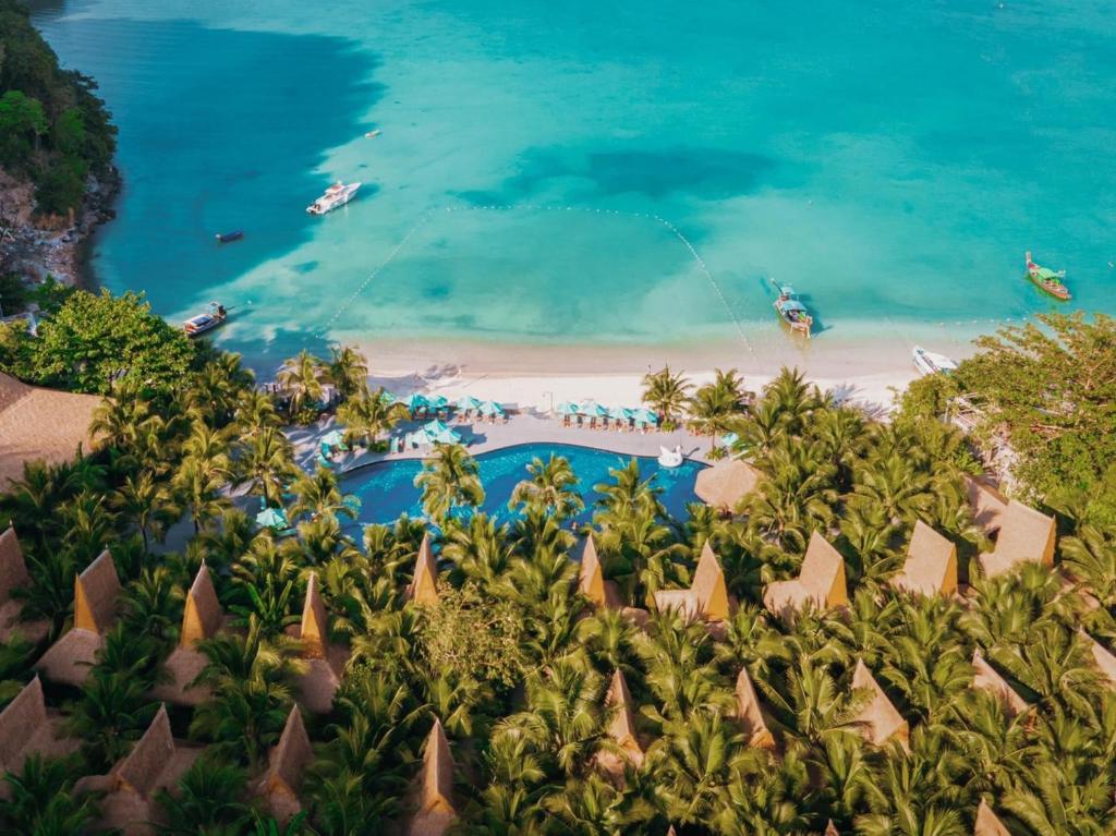 皮皮岛Phi Phi CoCo Beach Resort - SHA Extra Plus的享有海滩和水域的度假村空中景致
