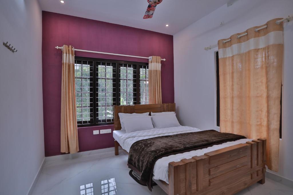 德维科拉姆God's gift的一间卧室配有一张床和紫色的墙壁