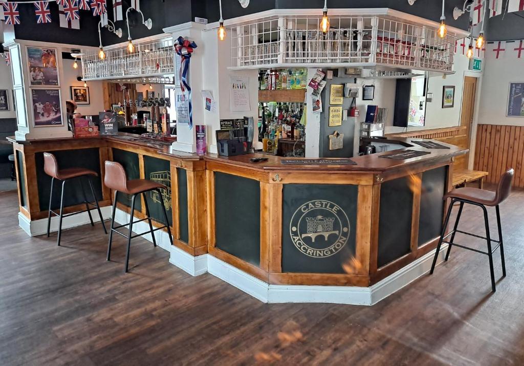 阿克灵顿OYO Castle Hotel, Accrington的酒吧里有两个凳子的酒吧