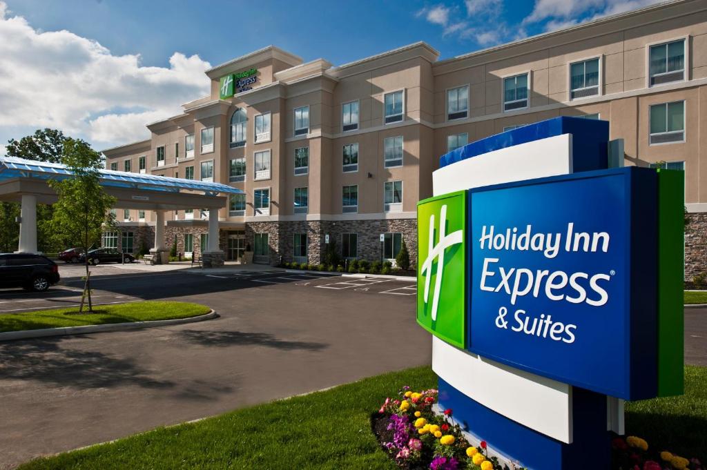 杰汉奈Holiday Inn Express & Suites Columbus - Easton Area, an IHG Hotel的希尔顿快捷套房建筑的 ⁇ 染