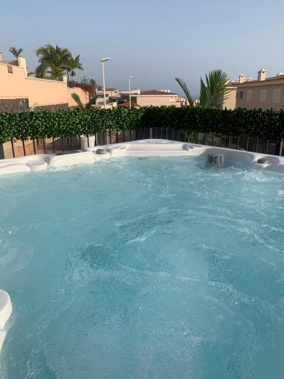 圣地亚哥港Villa View Candesol con Jacuzzi privado的蓝色海水大型游泳池