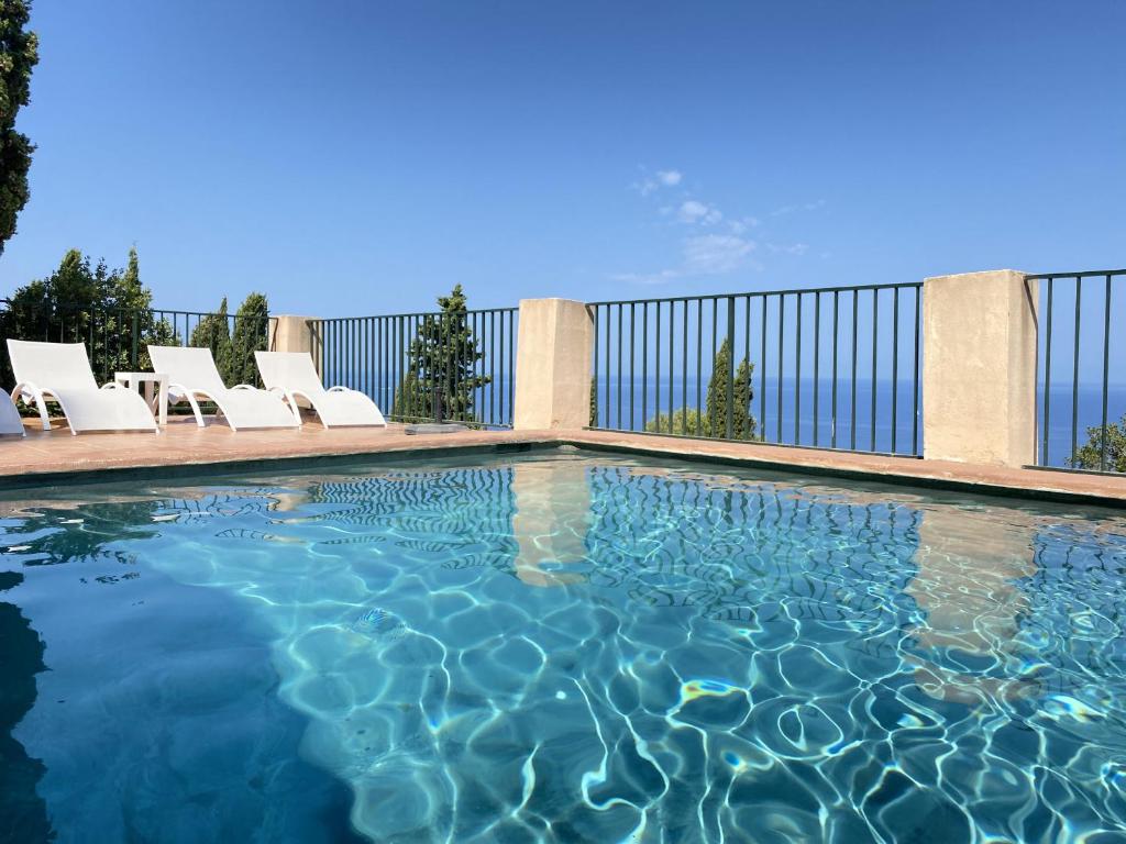 索列尔Alconasser 2 - Amazing Seaviews between Deia & Soller的一座带白色躺椅的游泳池