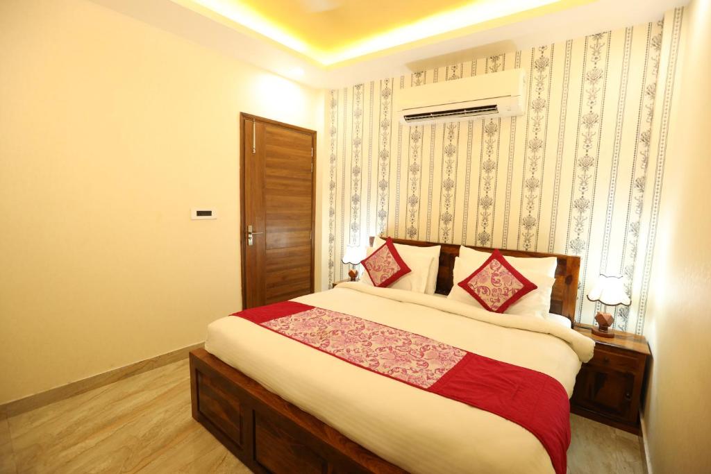 法里达巴德Hotel Lavit Couple Friendly near Faridabad Metro station的一间卧室,卧室内配有一张大床