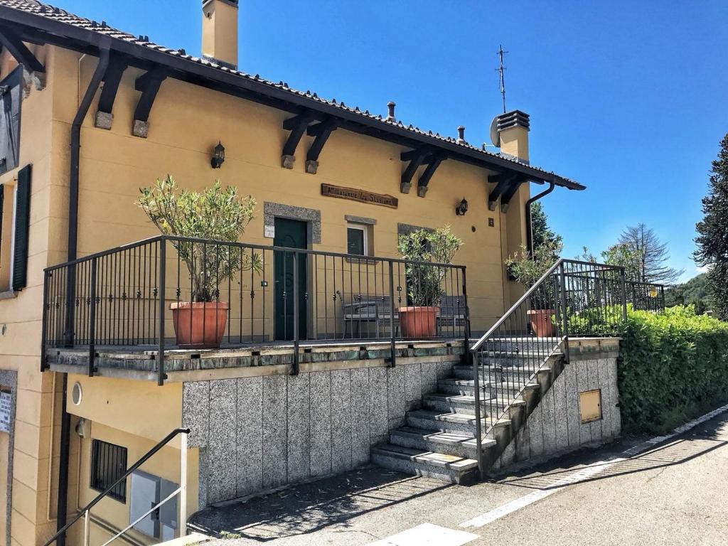 PremenoLa Stazione的带有盆栽植物阳台的房子