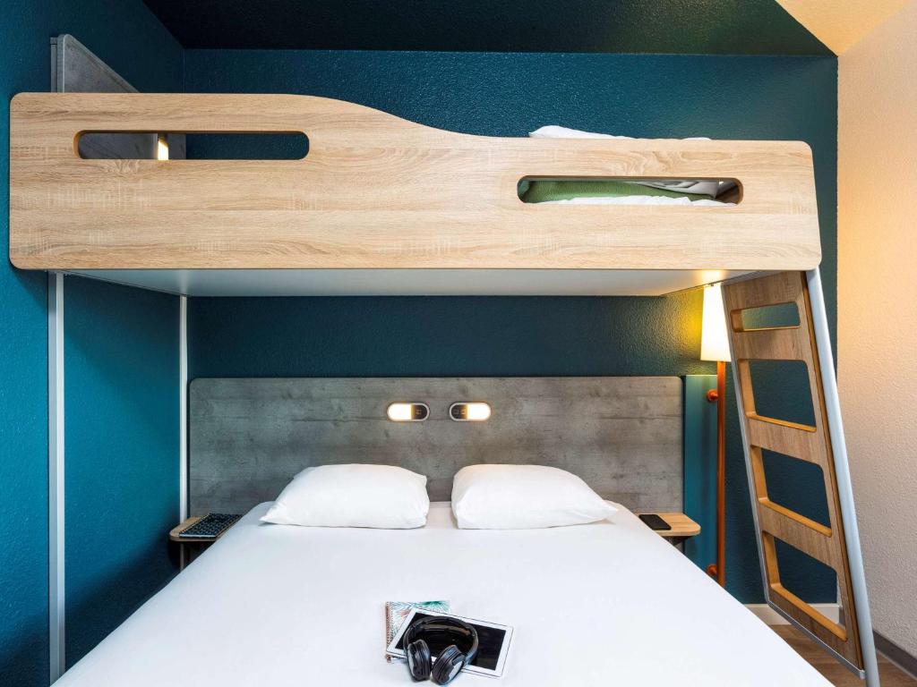 莱克朗兰比塞特尔巴黎意大利门EST宜必思经济型酒店的一间卧室配有带梯子的双层床