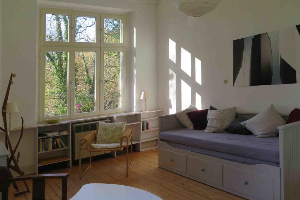 伍珀塔尔旅客一室公寓的客厅设有一张床和两个窗户。