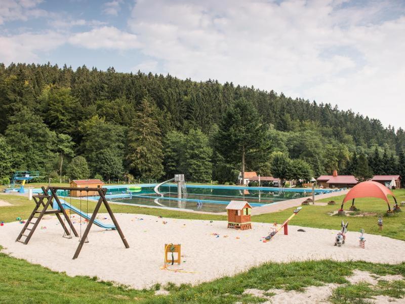 鲁拉ferienwohnungen.ruhla的公园内一个带滑梯和秋千的游乐场