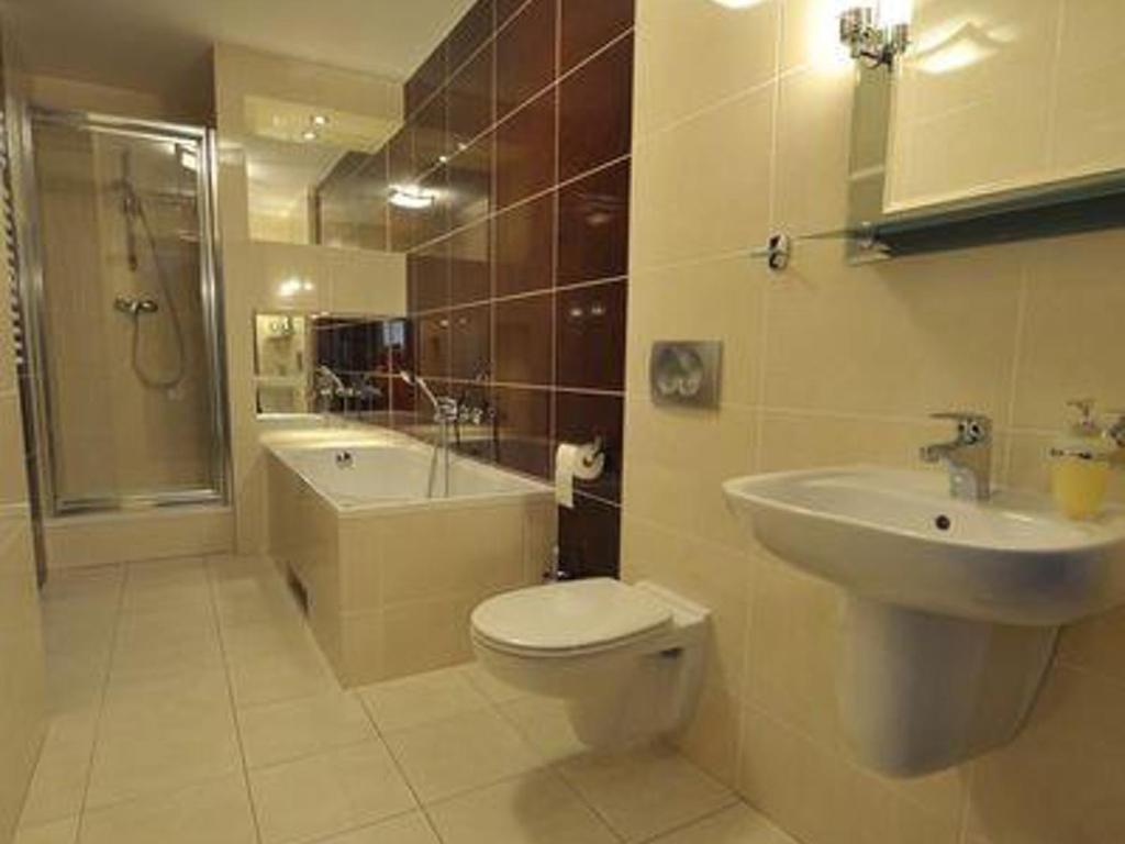 可罗日采玛格达宾馆的浴室配有卫生间、盥洗盆和淋浴。
