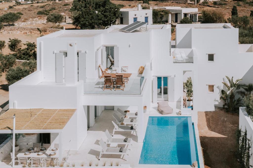 皮索利瓦迪Sunsenses villa Ariadne的享有白色房屋空中美景,设有游泳池