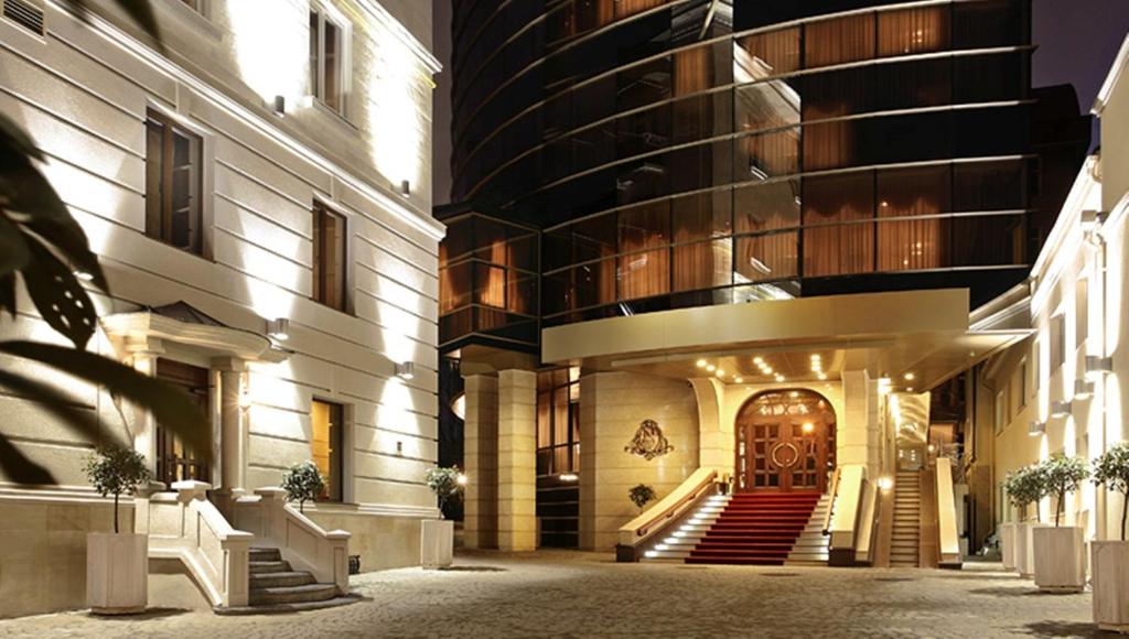 基希讷乌诺比尔豪华精品酒店的一座带楼梯的建筑,通往带灯的建筑