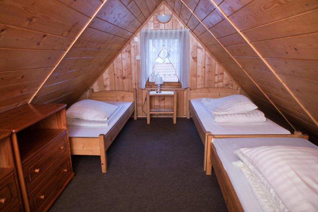 MizernaDomki z jacuzzi Pasja I的小木屋内带两张床的房间