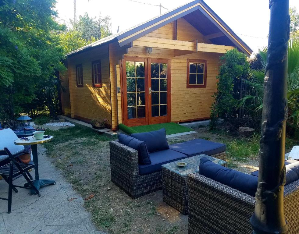 GagnyNormandy cottage的一间小小屋,在院子里设有蓝色的沙发