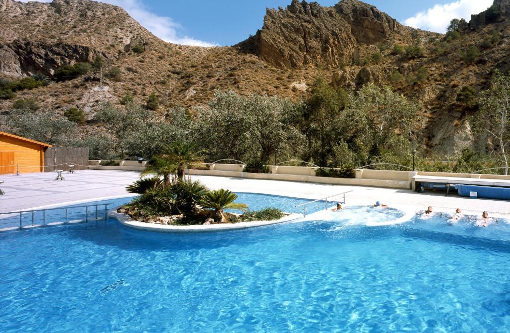 阿尔切纳巴尔尼尔里奥阿尔切纳莱昂 - 莱万特酒店的一座山地游泳池