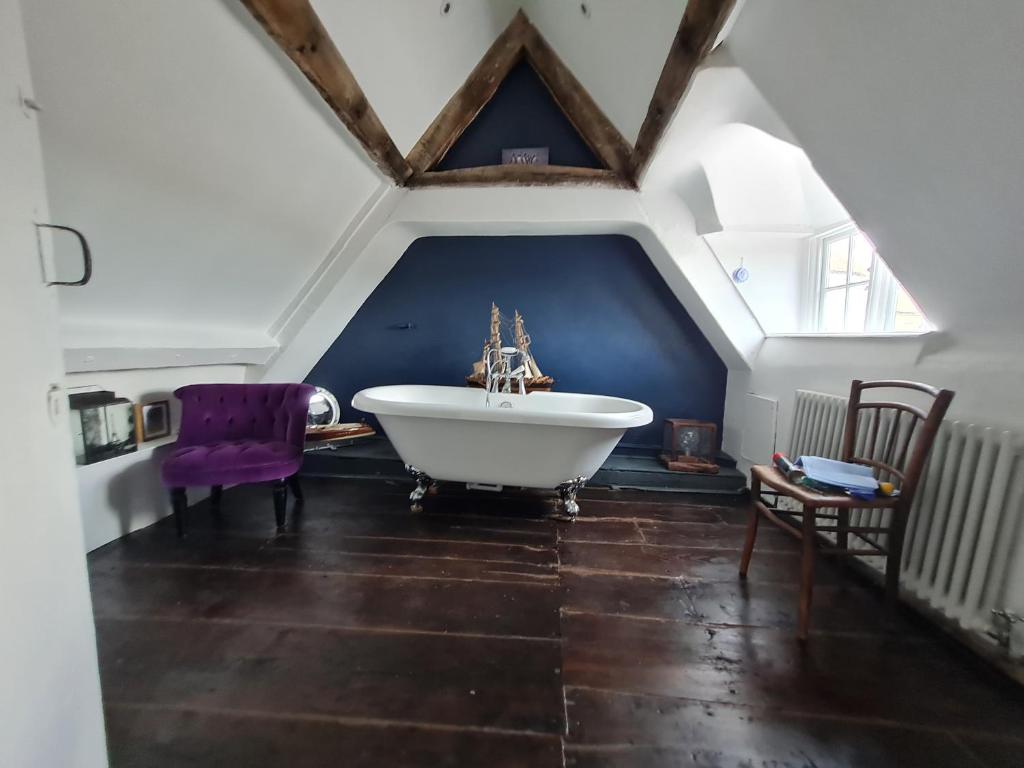 弗罗姆The Old Church House top floor in private house central Frome的阁楼上带大型白色浴缸的浴室