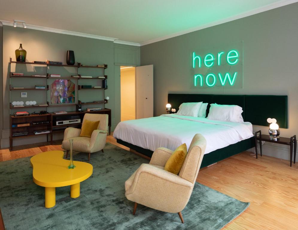 波尔图Almadina Smart Luxury的卧室配有一张床,墙上现在有此标志