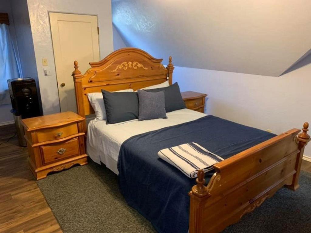 劳顿Diamond Apartment -Downtown Location的一间卧室配有一张带蓝色床单和枕头的大型木制床。