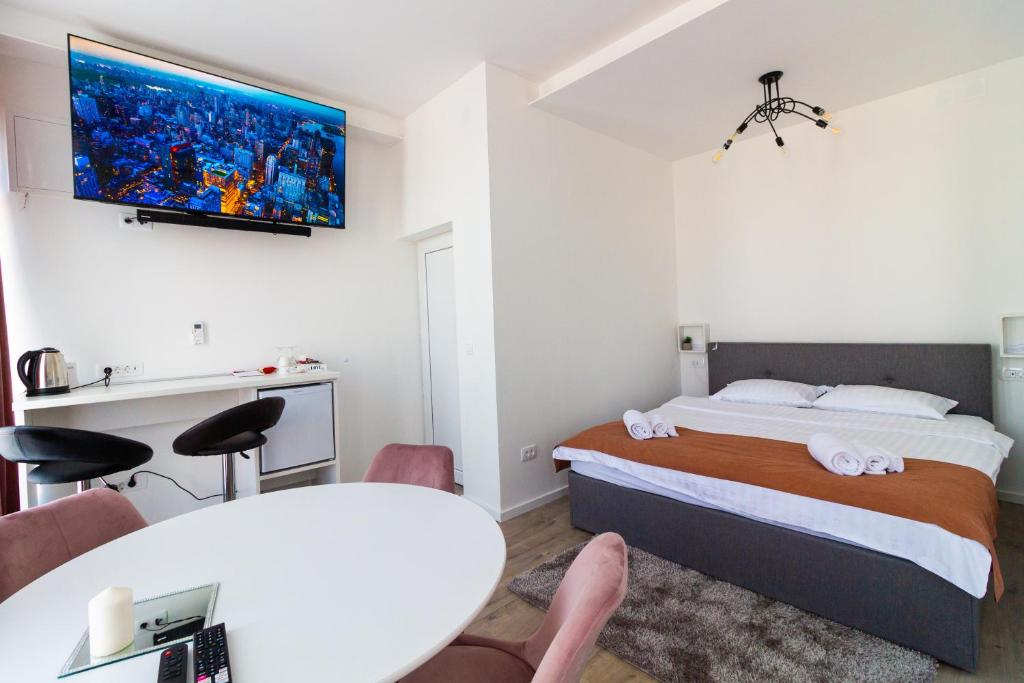 维罗维蒂察Gajeva Rooms SELF CHECK-IN的酒店客房带一张床、一张桌子和椅子