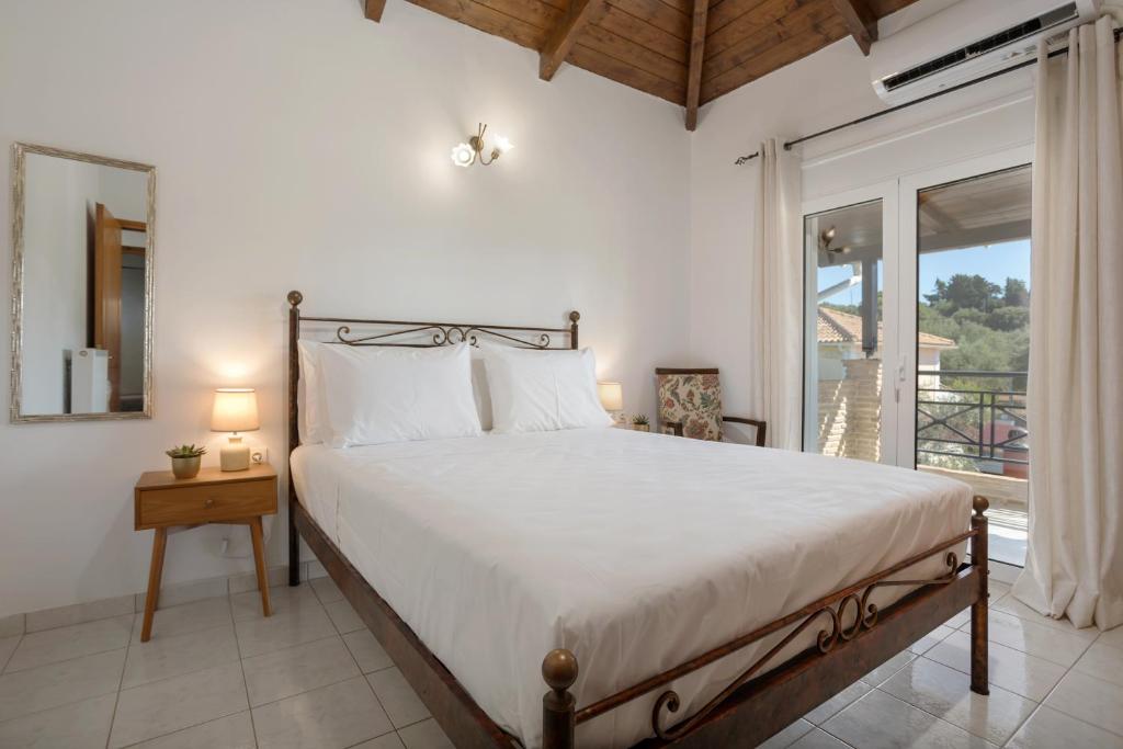 蒂锡利维Casa Callianeira Residence的一间卧室设有一张大床和一个窗户。
