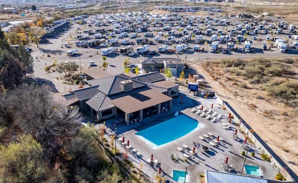 坎普维德Verde Ranch RV Resort的享有度假村游泳池的空中景致