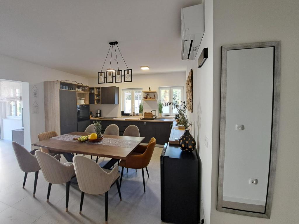 苏提万Apartment Dalmatia Holidays Adventure的用餐室以及带桌椅的厨房。