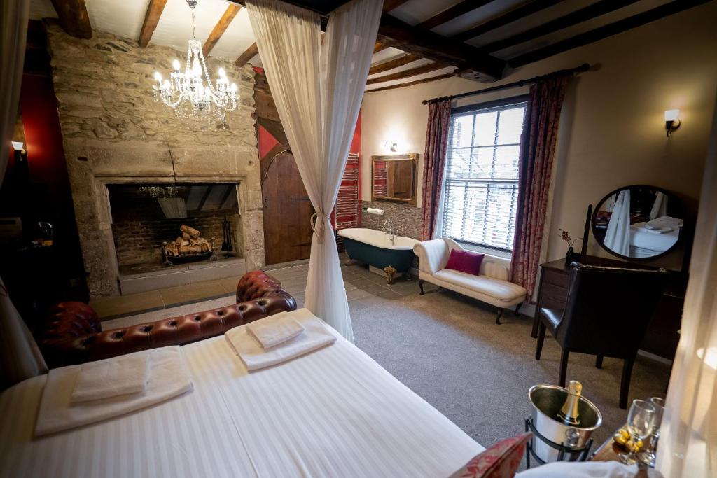 拉夫堡坎贝尔酒店的客房设有床、壁炉和浴缸。