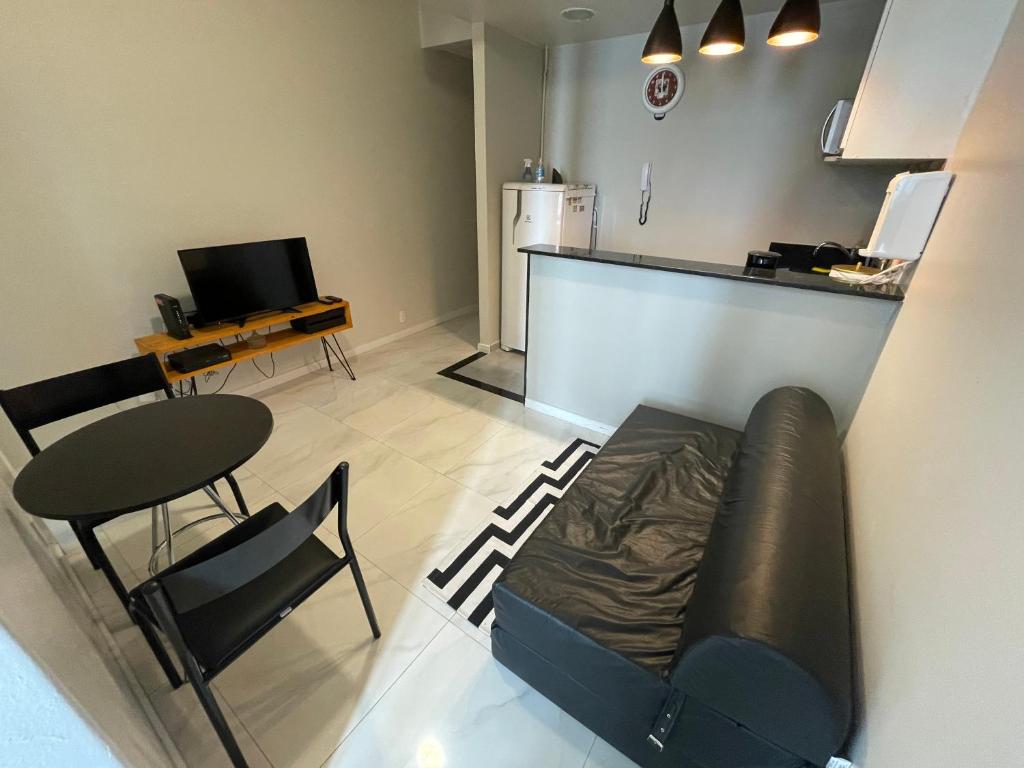里约热内卢Lindo apartamento em Copacabana的客厅配有沙发和桌子