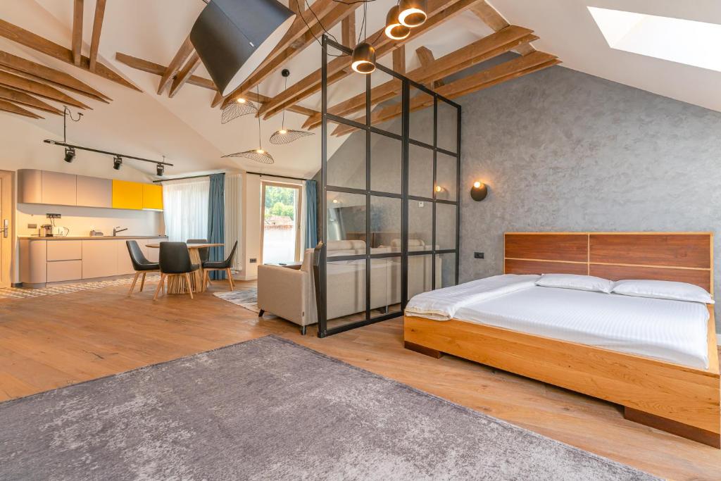 布拉索夫premium suites Postavarului的一间带大床的卧室和一间厨房