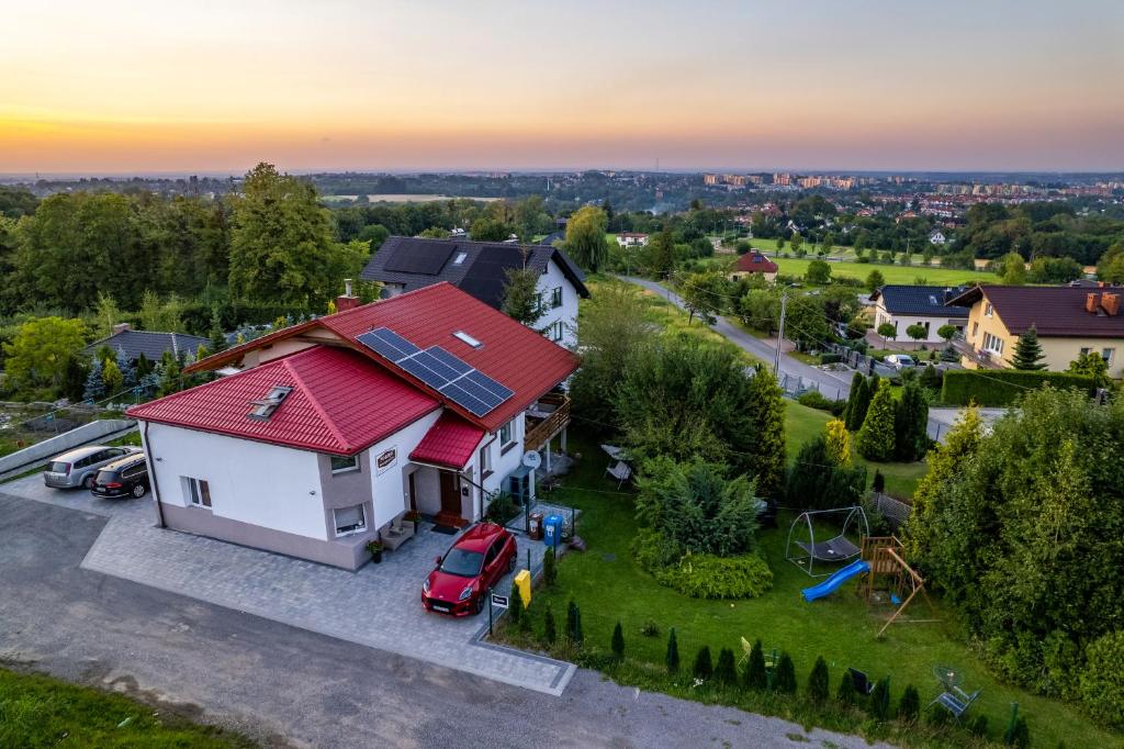 别尔斯克-比亚拉Pokoje Pod Dębowcem的享有红色屋顶房屋的空中景致