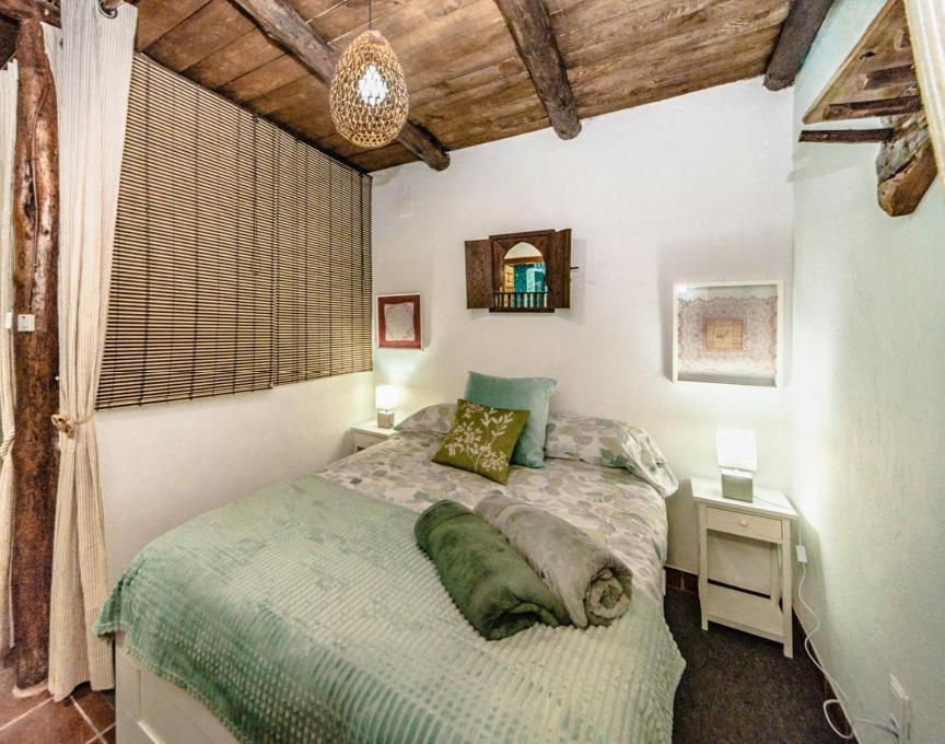 布维翁La Casita del Árbol Blanco的一间卧室配有一张床、一张桌子和一面镜子
