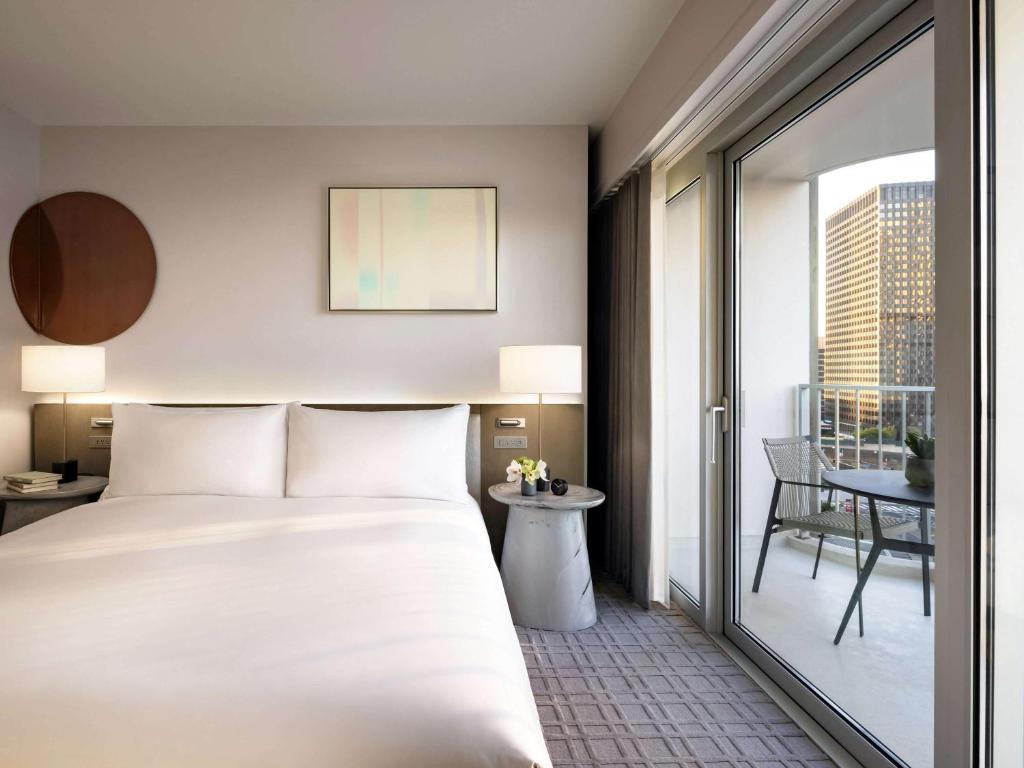 洛杉矶Fairmont Century Plaza Los Angeles的酒店客房设有一张床和一个阳台。