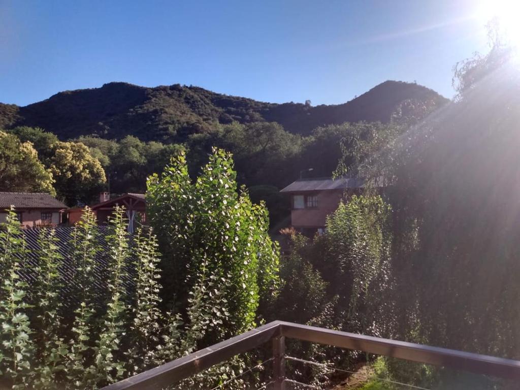 圣罗莎卡拉穆奇塔县Balcón de la montaña的享有树木和房屋的山景