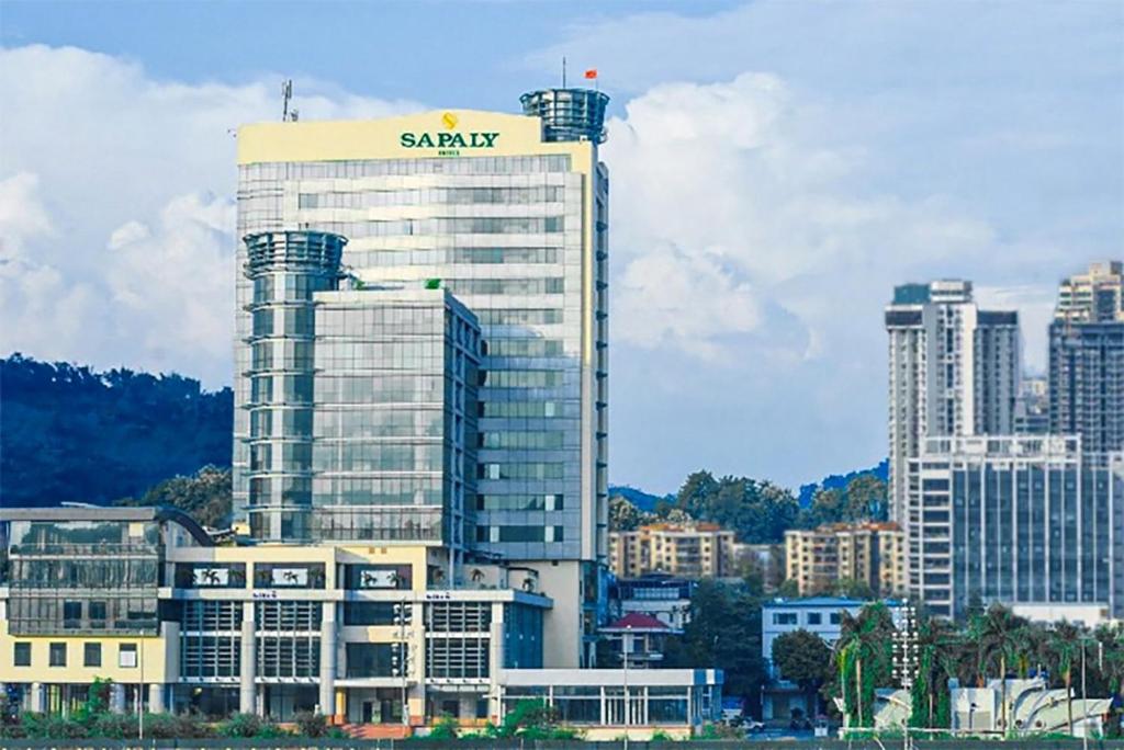 老街市Sapaly Lao Cai City Hotel的上面有标志的一幢索尼建筑