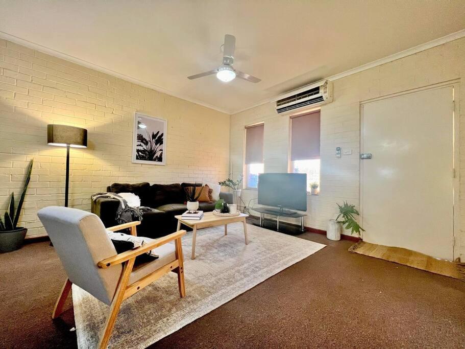 南黑德兰Neat 2 bedroom apartment, with free parking的客厅配有沙发和桌子