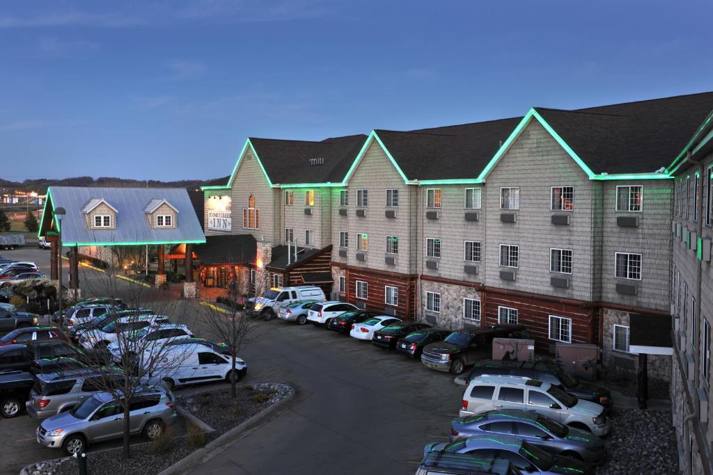 奥那拉斯加Stoney Creek Hotel La Crosse - Onalaska的停车场,停车场停在大楼前