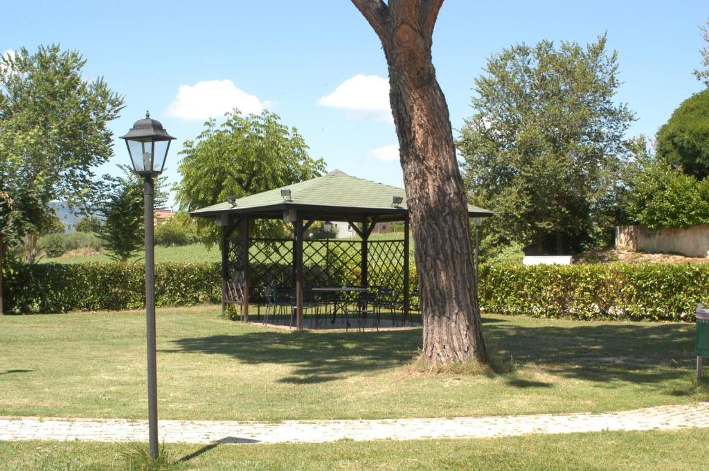 贝瓦尼亚兰奇奥酒店的一个带凉亭和树的公园