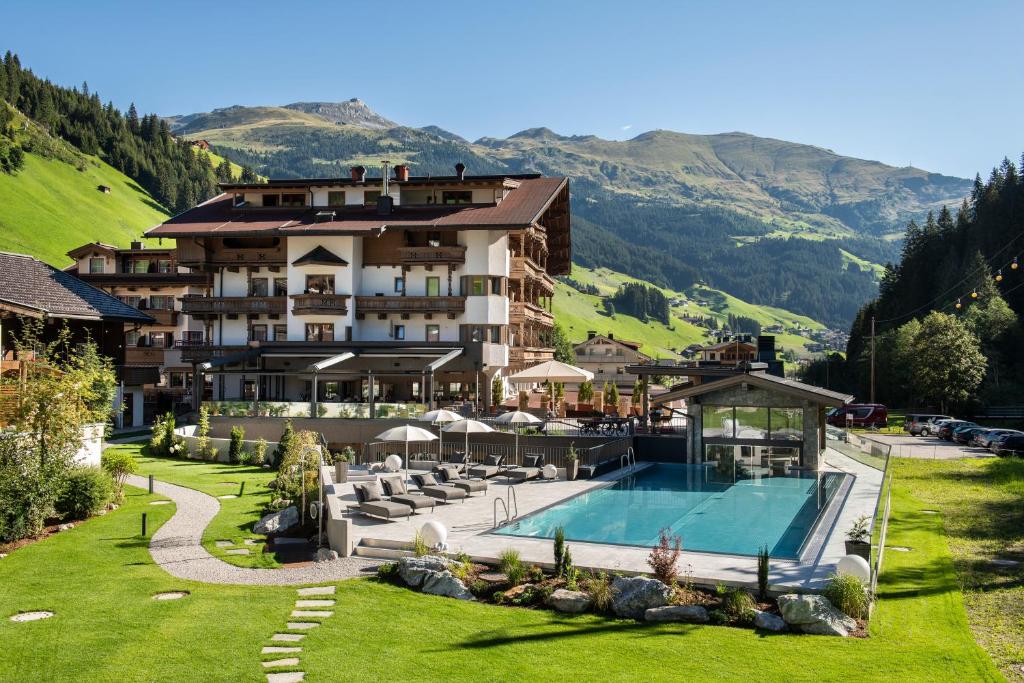 图克斯das Alois 4 Sterne Superior的一座带游泳池和度假村的酒店