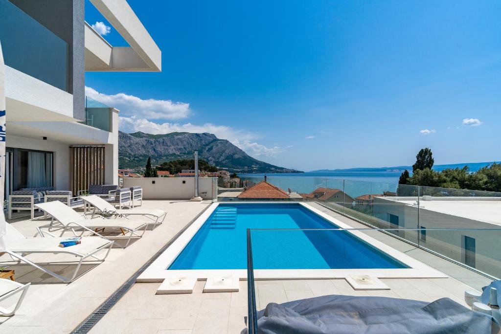 奥米什Luxurious VILLA LAPIS - heated pool, sauna, gym and spa, 120m to sandy beach的屋顶上的游泳池