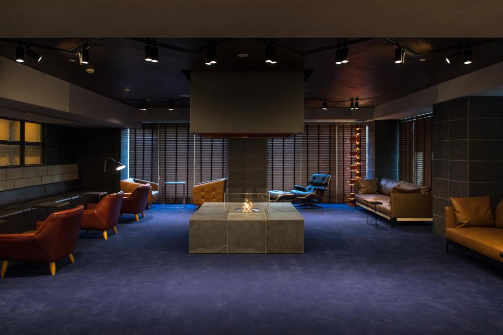大阪心斋桥法拉格酒店 的配有桌椅和屏幕的房间